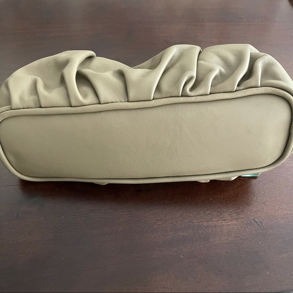 Super soft leather handbag - Picture 8 of 13